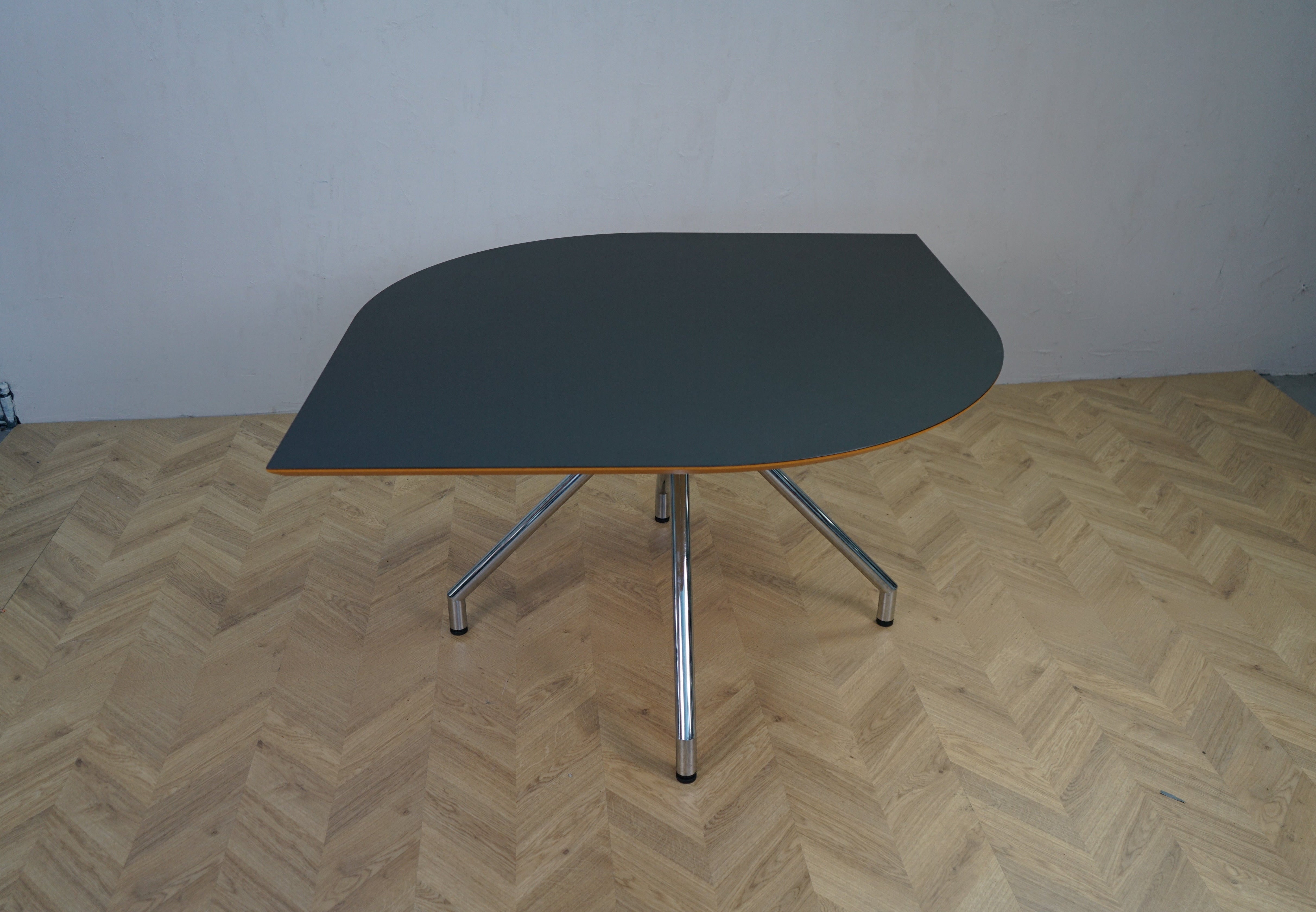 Spisebord 175x125 cm i antracitgrå laminat med trækant og krom stel set forfra